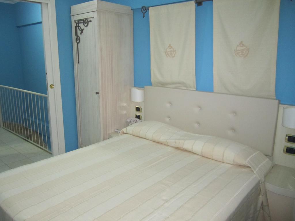 Aparthotel Palazzo Reginella Bovalino Marina Habitación foto